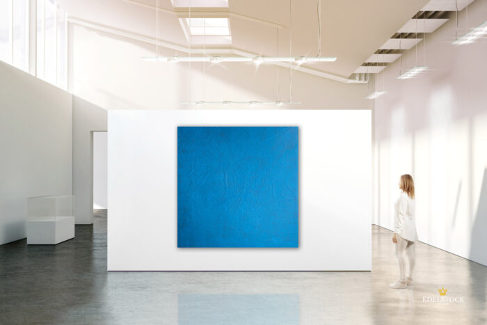EDELSTOCK XXL Wandbild in Blau mit klaren Kratzern und Falten auf der leinwand in gut beleuchtetem Ausstellungsraum