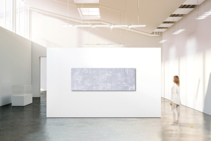 Breites XXL Wandbild in hellgrau mit klarer Musterung und ineinander greifenden Verläufen in gut beleuchtetem Ausstellungsraum
