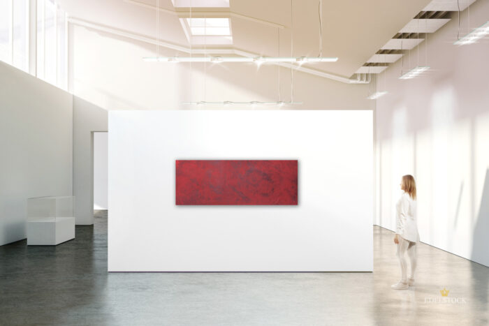 Rotes XXL Wandbild mit grauen Flecken und Verläufen und ungleichmässiger Musterung in gut beleuchtetem Austellungsraum