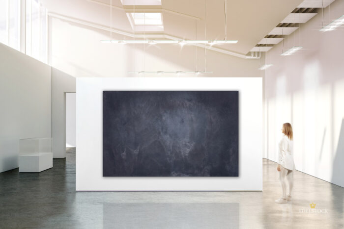 Dunkelgraues XXL Wandbild mit weissen und hellgrauer Musterung mit Verläufen und leichter Vignette in gut beleuchtetem Ausstellungsraum
