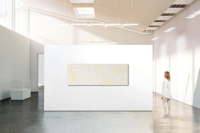 Breites XXL Wandbild in weiss und Gelb mit asynchron zu einander stehenden Verläufen in wildem Muster in gut beleuchtetem Showroom