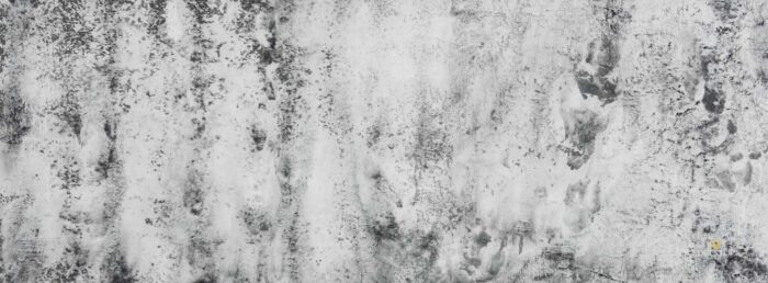 Hellgraues XXL Wandbild mit dunkelgrauer Wellenstruktur und schwarzen Einschüssen in wildem Muster im Minimal Art Stil