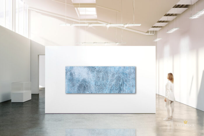 Hellblaues XXL Wandbild mit weissen Einschüssen und Verläufen und Wellenmuster in gut beleuchtetem Showroom
