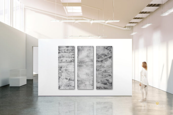 Drei XXL Wandbilder (dreiteiler) mit dunkelgrauen Verläufen und Wellenmuster in gut beleuchtetem Ausstellungsraum