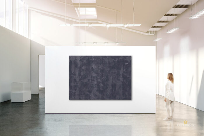 Dunkelgraues XXL Wandbild im minimal Art Stil mit hellgrauen Verläufen und Spritzern in gut beleuchtetem Ausstellungsraum