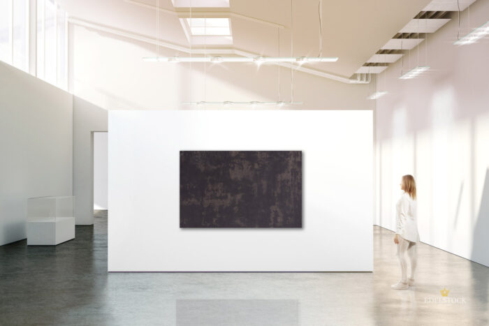 Braunes XXL Wandbild mit hellbraunen Verläufen und klarer Musterung in gut beleuchtetem Showroom