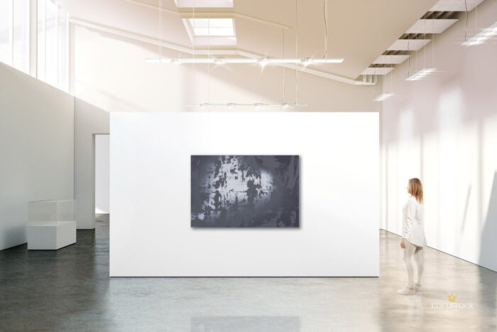 Dunkelgraues XXL Wandbild mit hellgrauem Verlauf im Zentrum und wildem Muster in einem gut beleuchtetem Ausstellungsraum