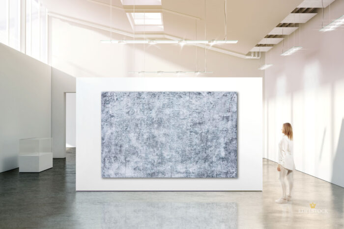 Weiss graues XXL Wandbild in Grau mit weissen und hellgrauen Einschüssen und Kratzern im Minimal Art Stil in gut beleuchtetem Ausstellungsraum