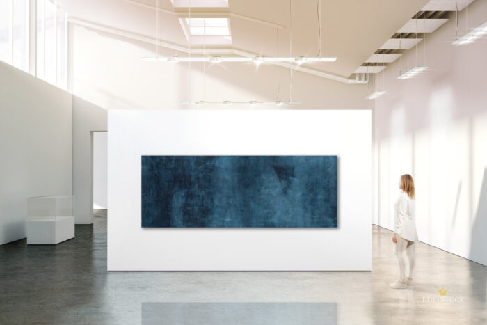 Langes XXL Wandbild im Grossformat in Blau mit verschiedenen Blauen Verläufen und Wolkenmuster in gut beleuchtetem Ausstellungsraum