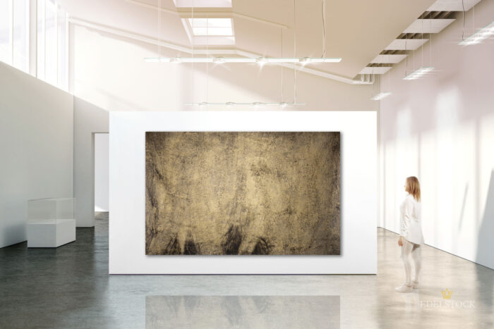 Gold / Graues XXL Wandbild im Grossformat mit feinen Verläufen und Spachtelstruktur in Dunkelgrau in einem gut beleuchtetem Ausstellungsraum